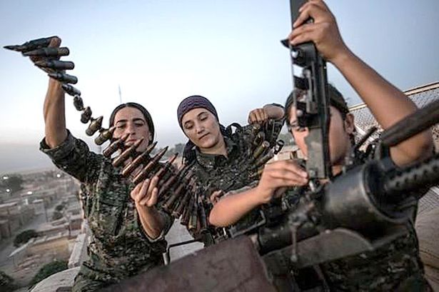 kurdish-female-fighters-prepare-for-battle
